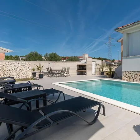 Kala Entire With Private Pool Villa *